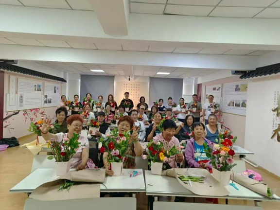 托起夕陽(yáng)紅，'敬老月'暖意濃 組織文化藝術(shù)交流活動(dòng)，為老年生活添色彩